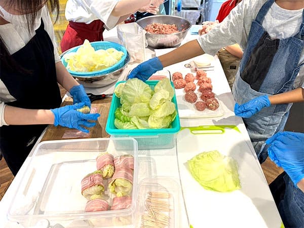 すこやか食堂の食事を準備する様子